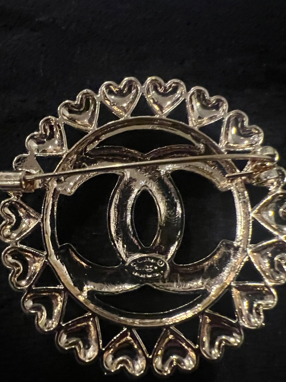 CHANEL Gold-Tone Crystal Double C Heart-Edged Circle Brooch - Picture 4 of 12